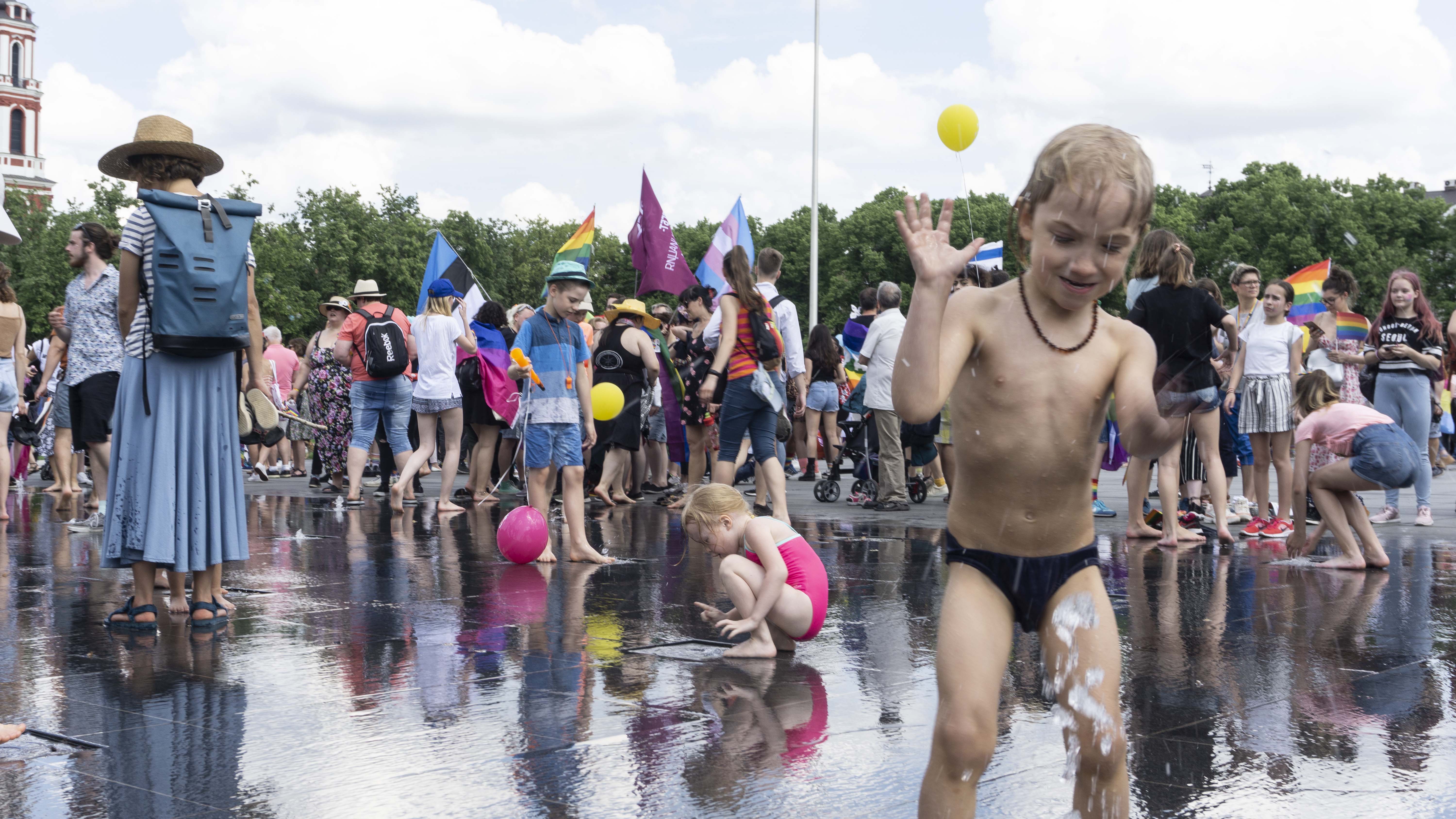 Самый масштабный гей-парад Балтики — в ярких фотографиях
