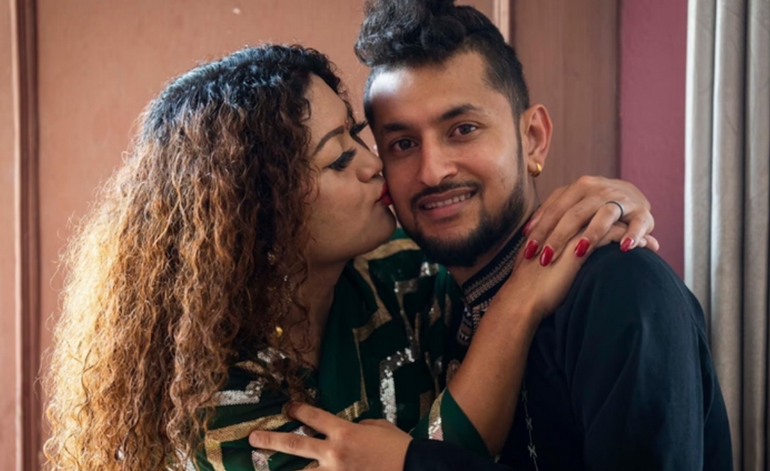 Гей-пара в Непале стала первой в стране зарегистрировавшей свой браки